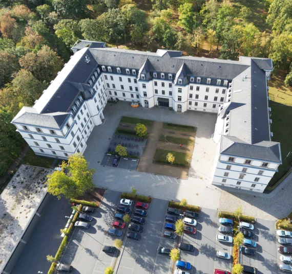 Das Bild zeigt das GeoSN aus Drohnenperspektive in der Luft