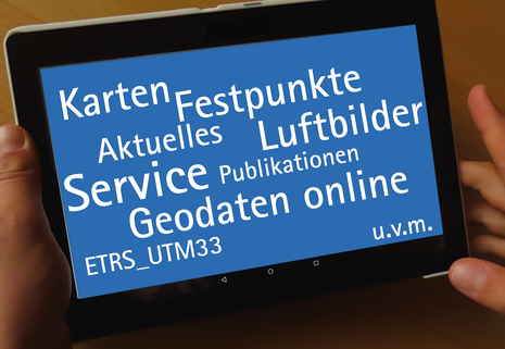 Tablet mit Begriffen des Portals Geobasisinformation