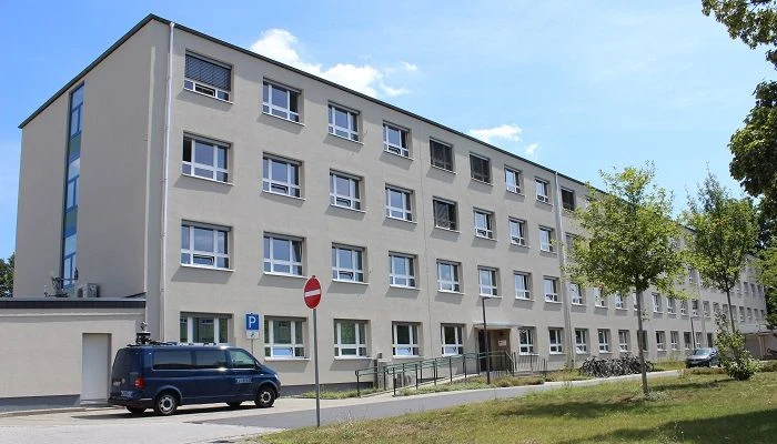 Das Bild zeigt das Gebäude vom Polizeiverwaltungsamt.