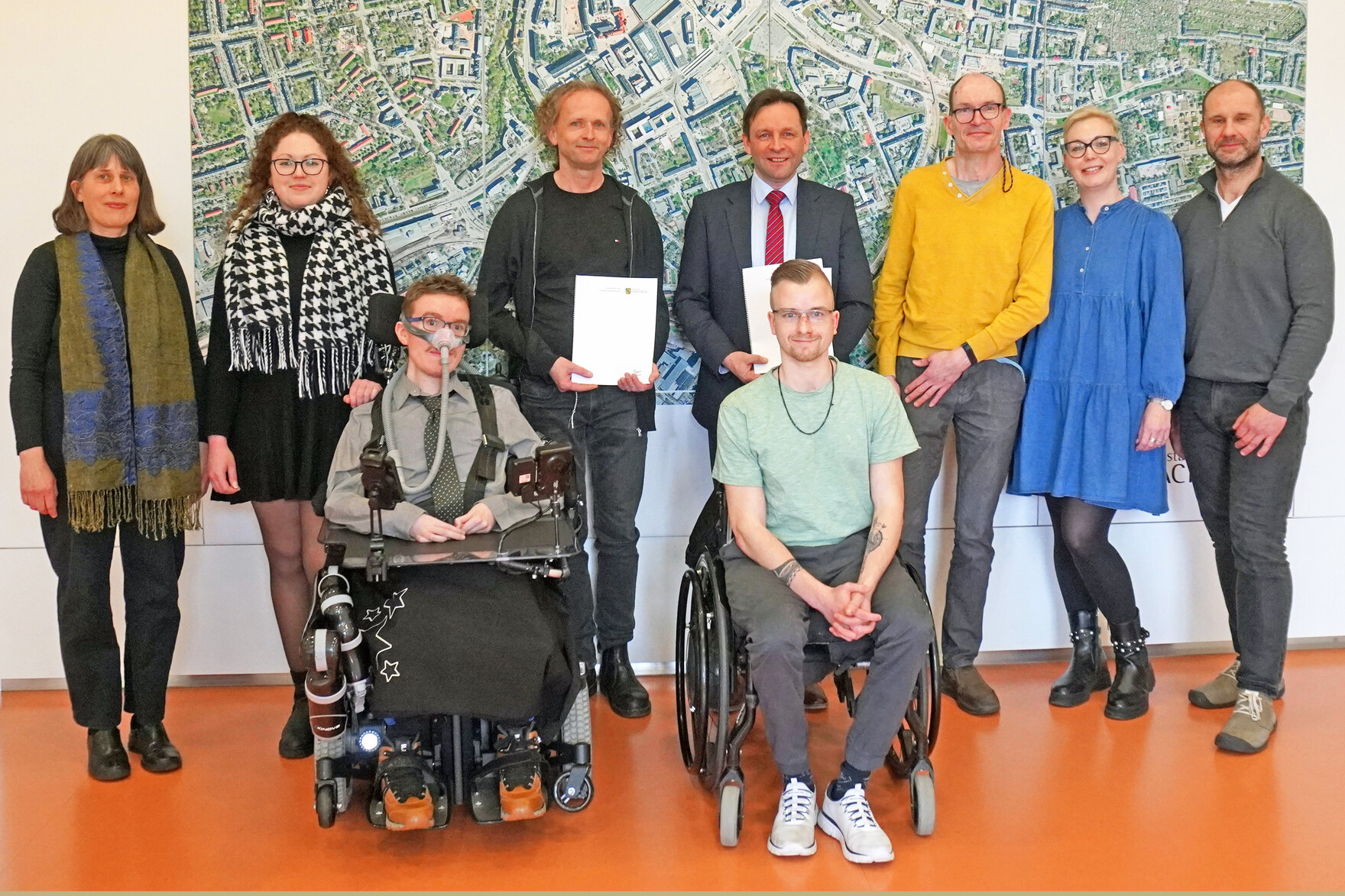 Gruppenfoto mit behinderten neuen  Kollegen, Mitarbeitern der AWO und dem Präsident des GeoSN mit Referat Personal