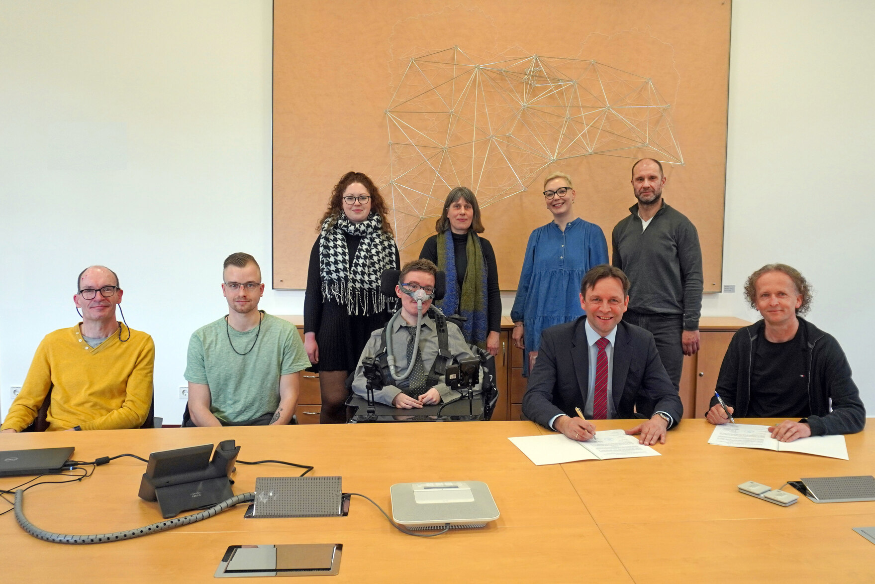 Unterzeichnung der Verträge AWO mit dem GeoSN, Gruppenfoto mit allen Beteiligten