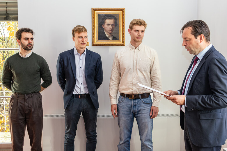 Vereidigung zum Vermessungsreferendar: Bernhard-Alexander Jentsch, Jan Ole Böllert, Paul Wonneberger (v.l.)