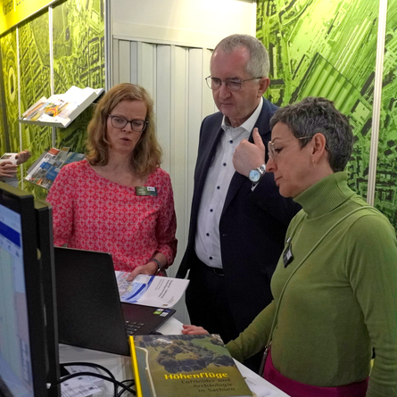 Anja Jacobi und Ariane Förster, beide vom GeoSN, im Gespräch mit Staatsminister Thomas Schmidt