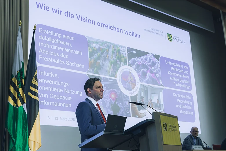 Kongress Digitale Welten 2025 - GeoSN-Präsident Ronny Zienert bei seinem Vortrag