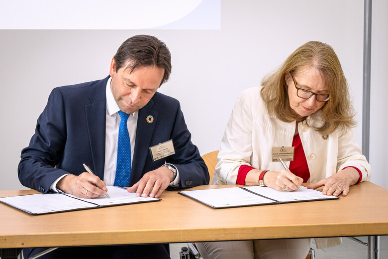 Vertragsunterzeichnung durch GeoSN-Präsident Ronny Zienert und der Direktorin von UNU-Flores, Edeltraut Günther  bei der Dresden Nexus Conference