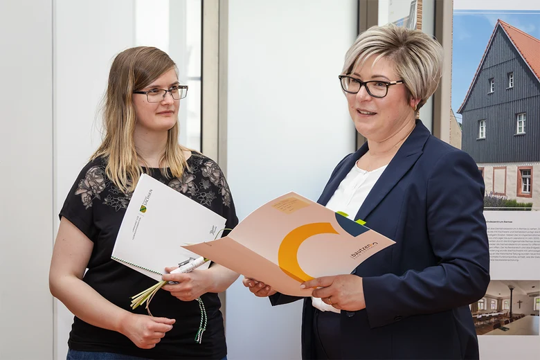 Foto von der Vermessungsoberinspektorin Isabell Rusch und die Beigeordnete des Landkreises Bautzen Dr. Romy Reinisch bei der Vertragsübergabe