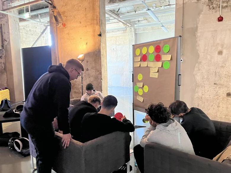 Lukas Garte von Esri Deutschland mit den Teilnehmern des Workshops beim Ideen finden