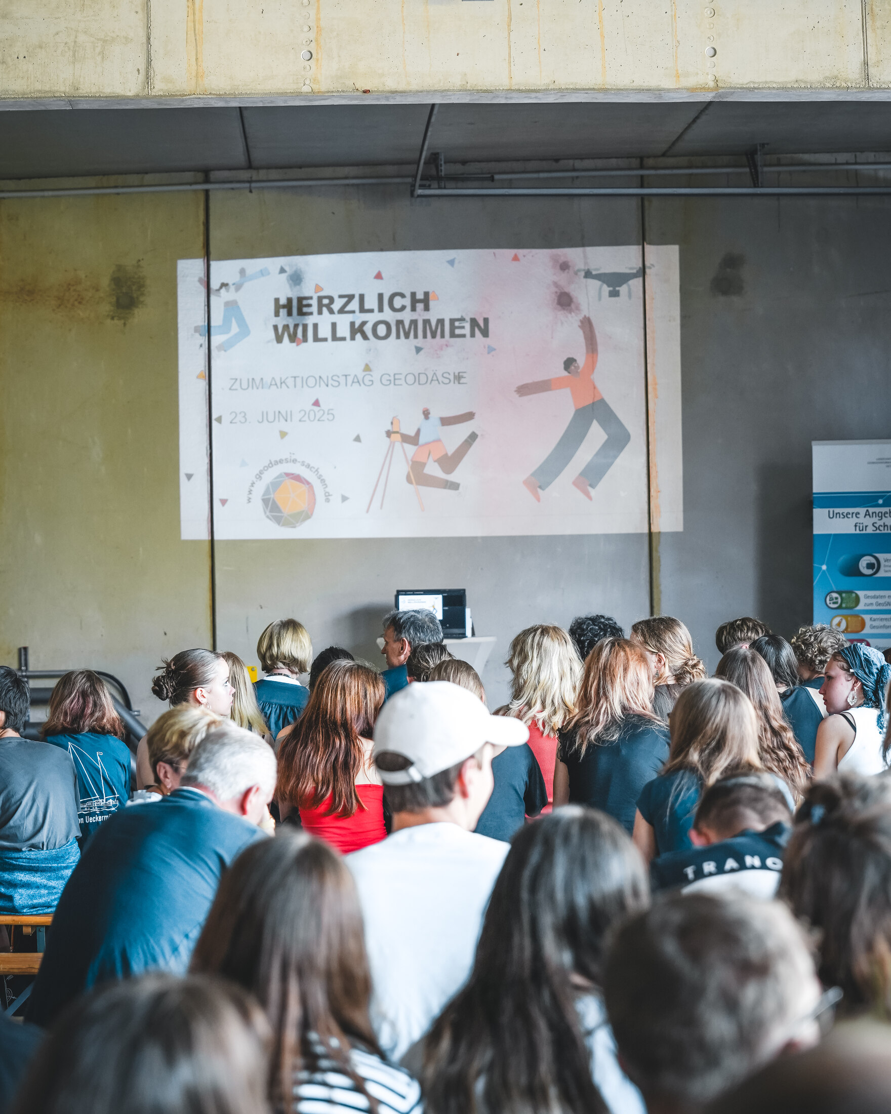 Eröffnungsveranstaltung Foto von hinten nach vorne ins Publikum