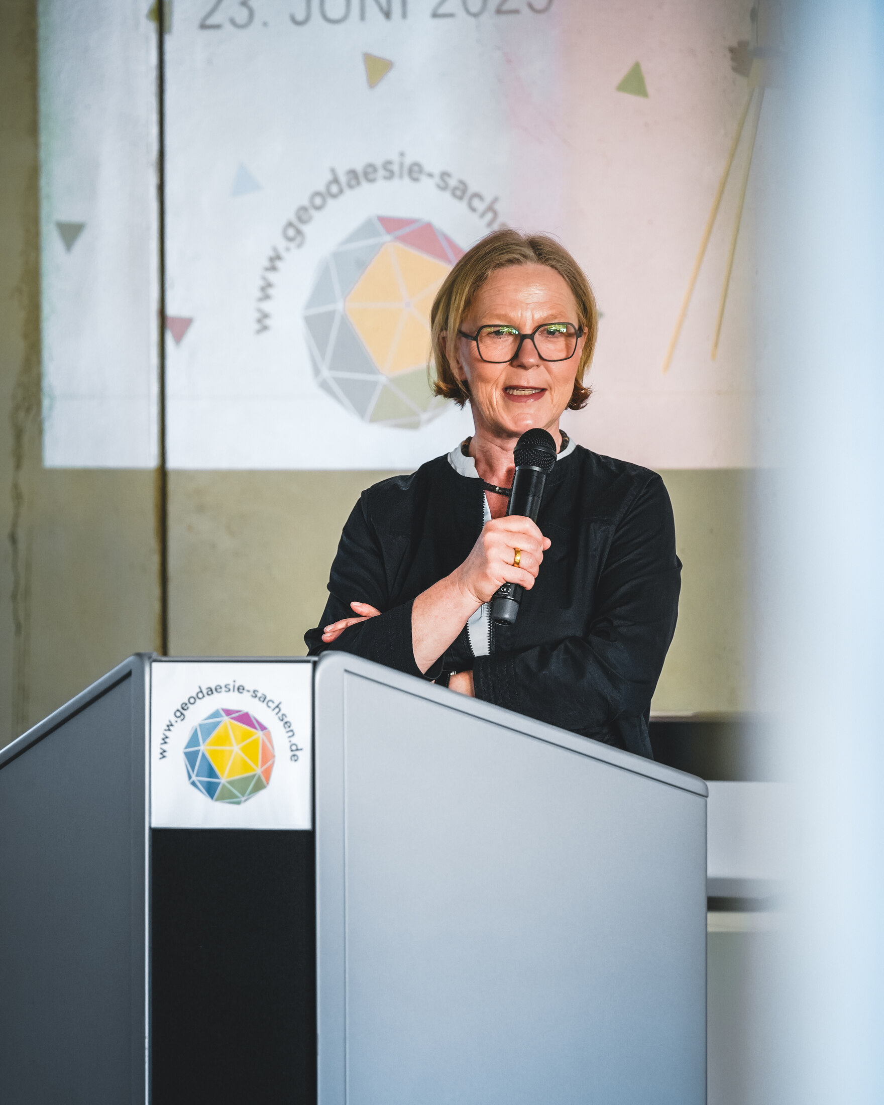 Staatsministerin Regina Kraushaar bei ihrem Grußwort zur Eröffnung des Aktionstages Geodäsie 2025