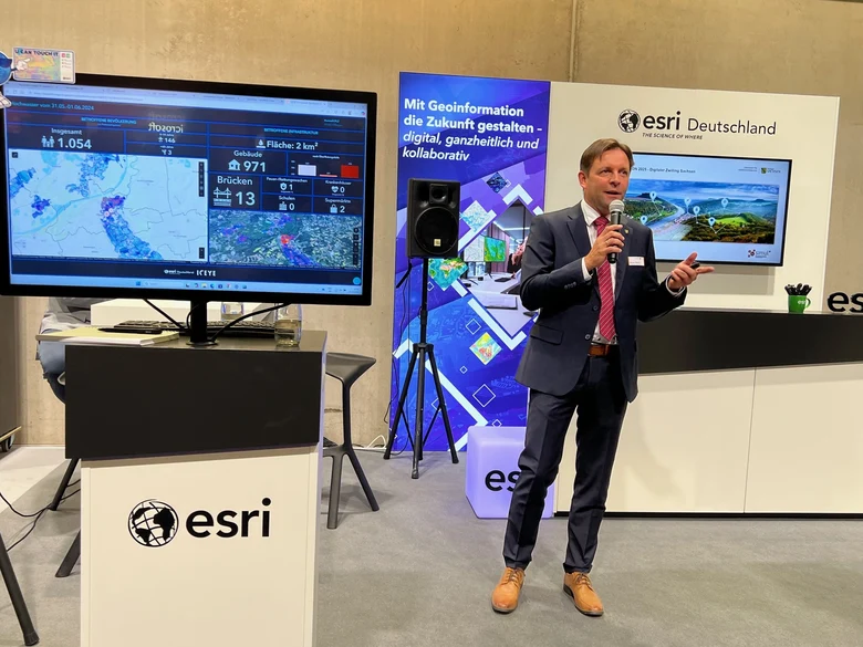 GeoSN-Präsident Ronny Zienert bei seinem Vortrag auf dem Stand von esri Deutschland
