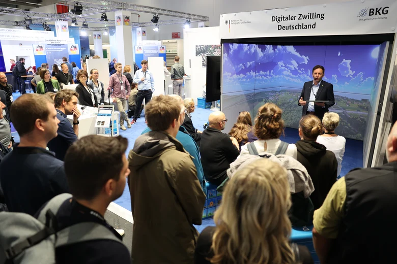 GeoSN-Präsident Ronny Zienert hält einen Vortrag auf der INTERGEO 2025