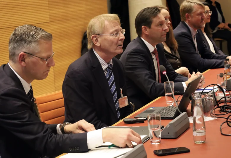 Christoph de Vries, Parlamentarischer Staatssekretär Bundesministerium des Innern; Prof. Dr. Paul Becker, Präsident vom Bundesamt für Kartographie und Geodäsie; Ronny Zienert, Präsident des Landesamtes Geobasisinformation Sachsen und Laura Isfort vom Fach