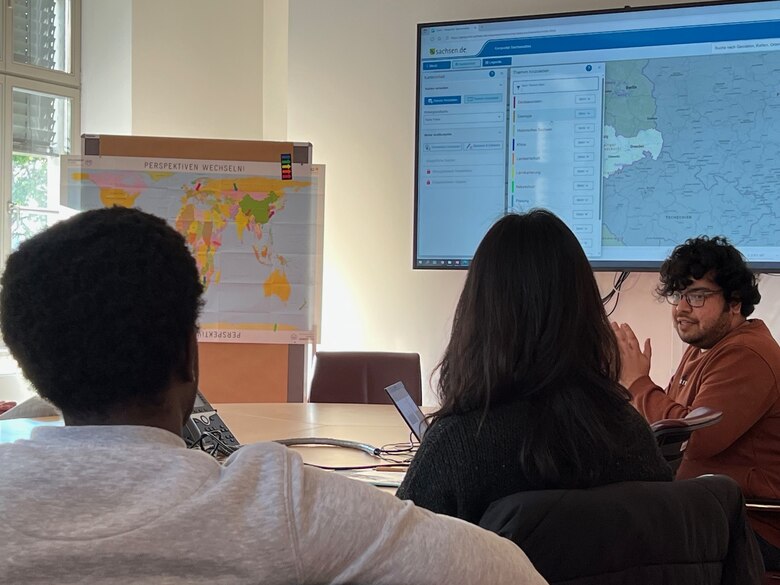 Sagnik Mukherjee (GeoSN) im Gespräch mit dem Besuch von UNU-Flores