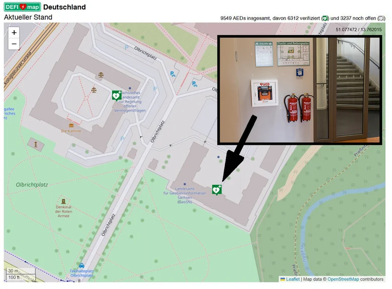 Collage aus Screenshot der Lebensretter-App und Foto des Defibrillators im GeoSN