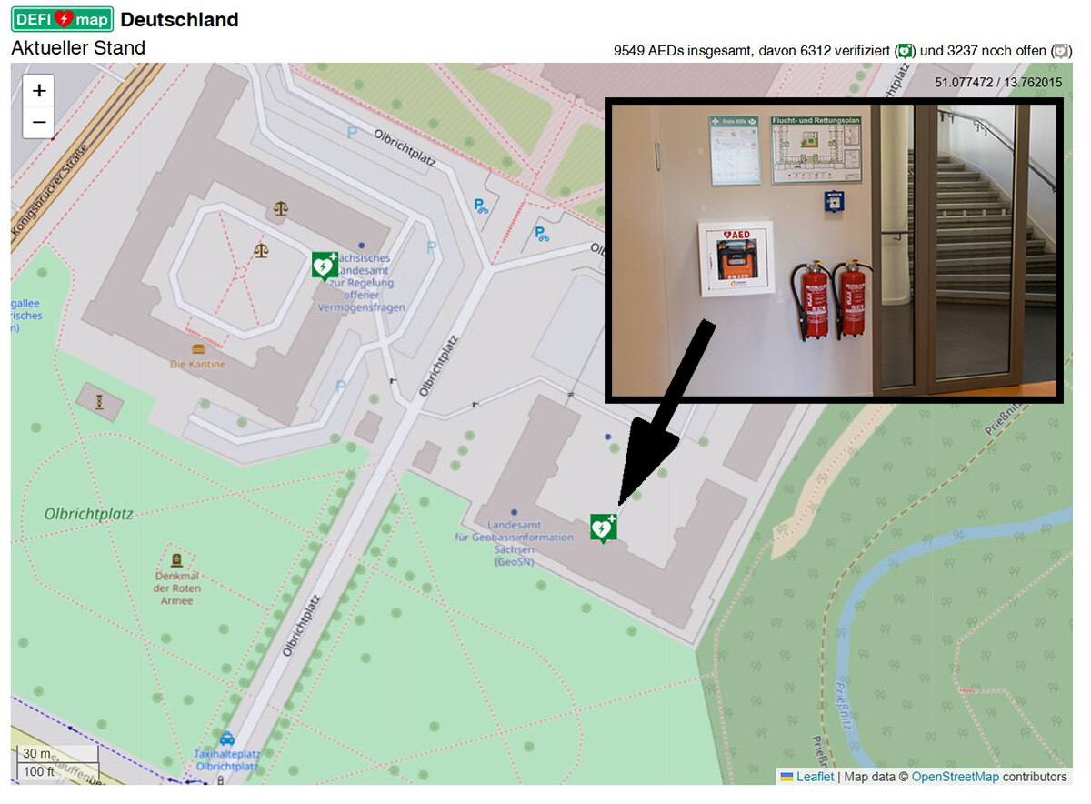 Collage aus Screenshot der Lebensretter-App und Foto des Defibrillators im GeoSN