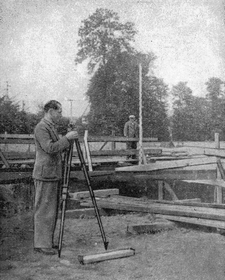 Foto schwarz weiß von Vermessungsarbeiten nach dem 2. Weltkrieg