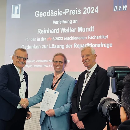 Dr. Reinhard Walter Mundt bei der Preisübergabe durch Prof. Erich Kanngieser als Vorstandsvorsitzender der Nico Rüpke-Stiftung und Prof. Rudolf Staiger, Präsident des DVW e.V. – Gesellschaft für Geodäsie, Geoinformation und Landmanagement vor.