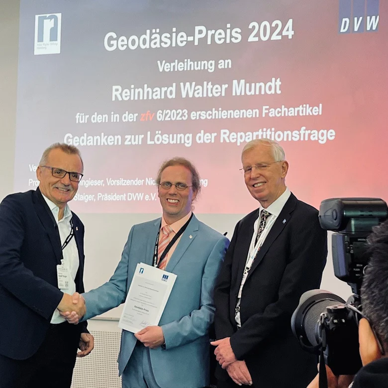 Dr. Reinhard Walter Mundt bei der Preisübergabe durch Prof. Erich Kanngieser als Vorstandsvorsitzender der Nico Rüpke-Stiftung und Prof. Rudolf Staiger, Präsident des DVW e.V. – Gesellschaft für Geodäsie, Geoinformation und Landmanagement vor.