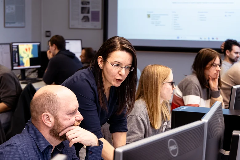 Sandra Uhlig vom GeoSN im Gespräch mit einem Workshopteilnehmer