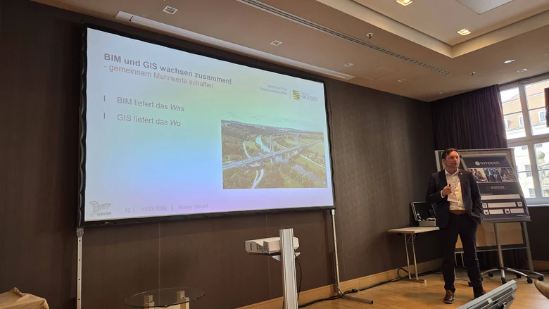 GeoSN-Präsident Ronny Zienert bei seinem Vortrag zum Thema Digitaler Zwilling Sachsen