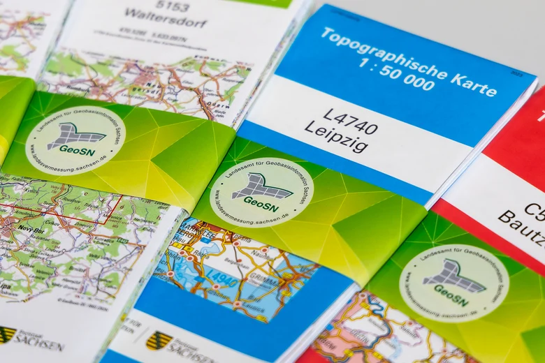 Topographische Karten mit neuer Banderole
