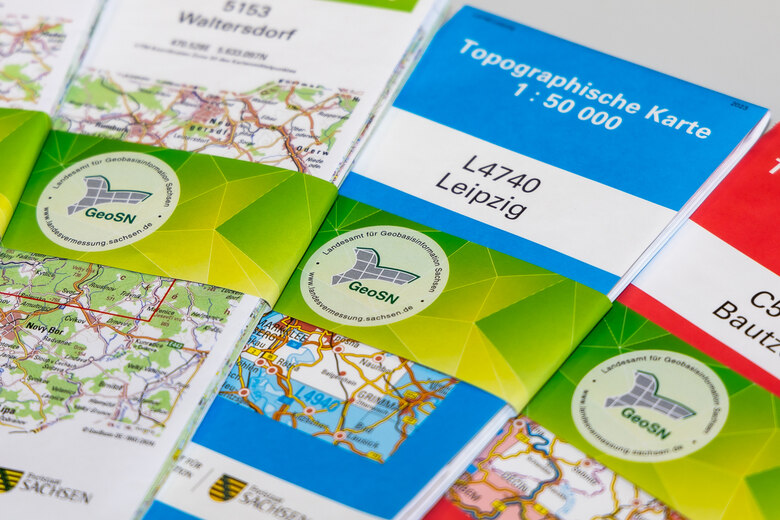 Topographische Karten mit neuer Banderole