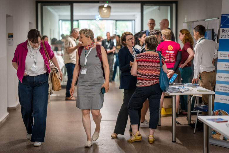 Besucher im Ausstellungsbereich