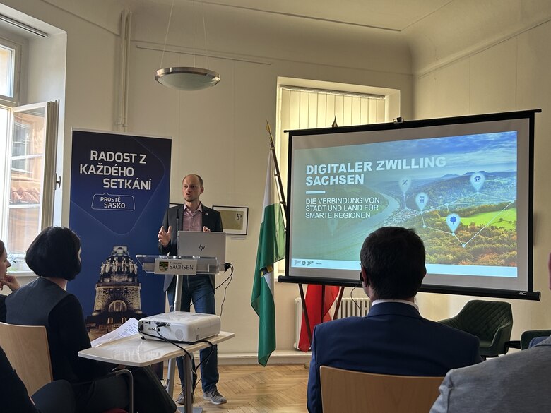 •	Dr. Stefan Wiemann, Landesamt für Geobasisinformation Sachsen Der Digitale Zwilling Sachsen – die Verbindung von Stadt und Land für smarte Regionen „Was wäre schöner als der Freistaat Sachsen? Zwei Freistaaten – ein Zwilling!“