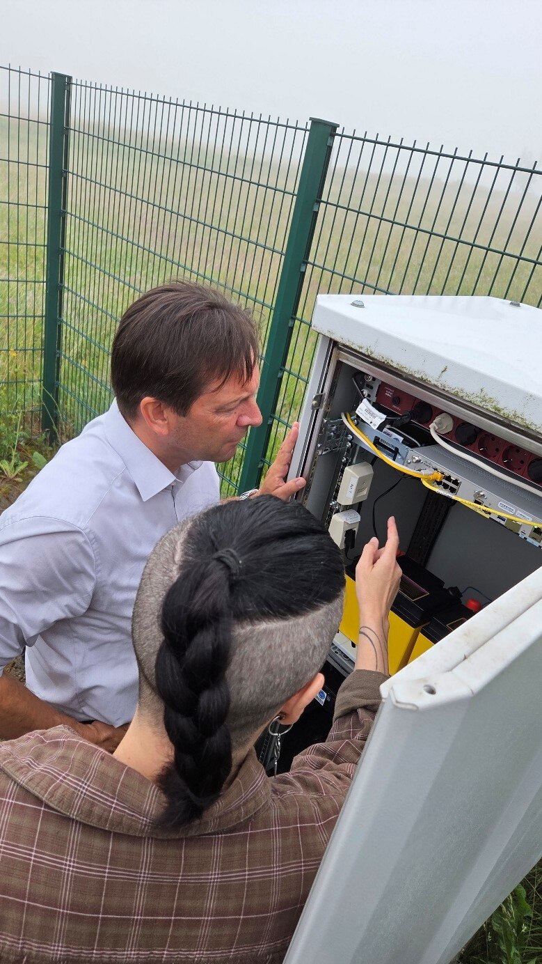 Ronny Zienert und Grit Moosdorf am Outdoor-Serverschrank