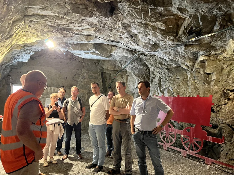 Führung über die Baustelle der Zweiten Röhre des Gotthard-Straßentunnels durch einen Fachmann des Schweizer Straßen-Bundesamts (ASTRA)