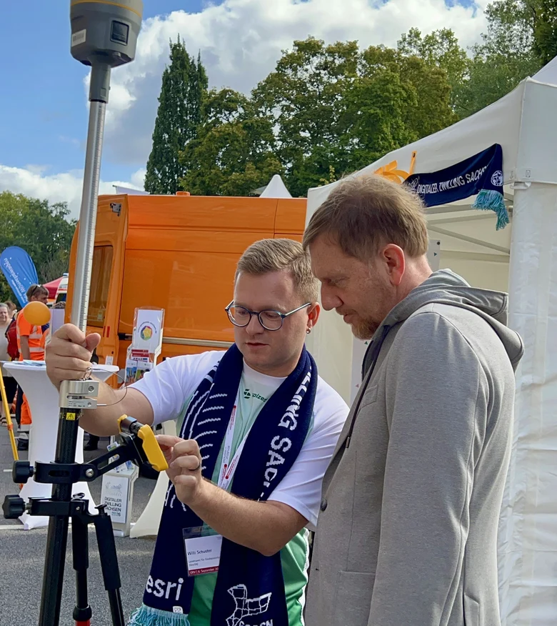 Michael Kretschmer, Ministerpräsident des Freistaates Sachsen mit Willi Schuster vom GeoSN