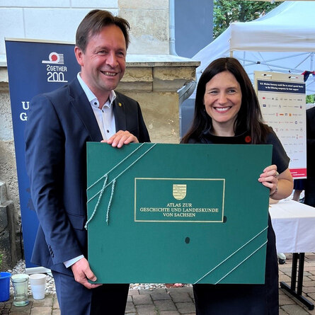 GeoSN-Präsident Ronny Zienert und US-Generalkonsulin Jodi Breisler mit dem Atlas zur Geschichte und Landeskunde von Sachsen