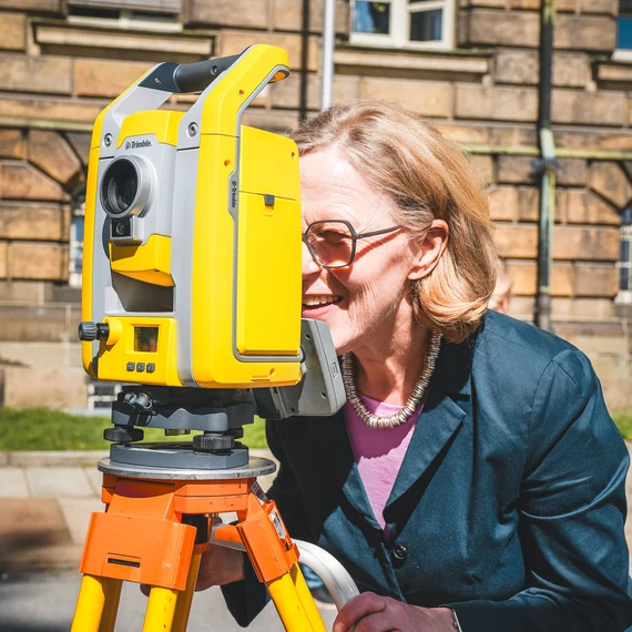 Sächsische Staatsministerin für Infrastruktur und Landesentwicklung Regina Kraushaar schaut durchs Tachymeter