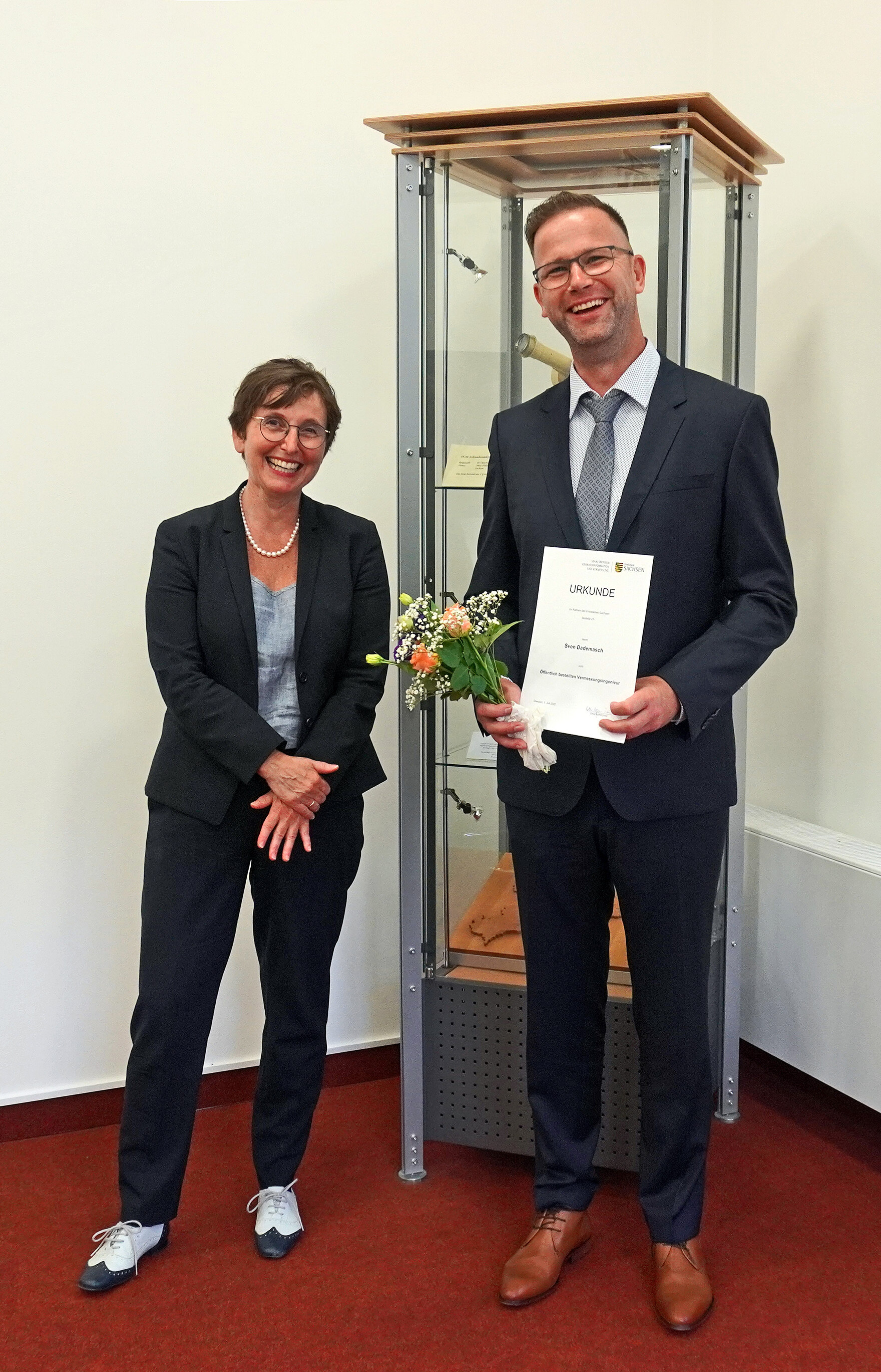 Öffentlich bestellter Vermessungsingenieur Sven Dademasch mit Urkunde und Frau Annette Rothenberger-Temme