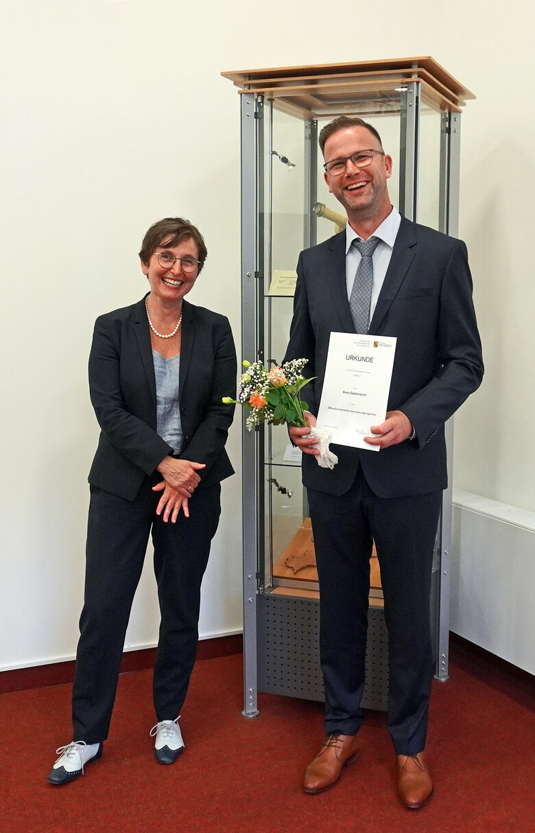 &Ouml;ffentlich bestellter Vermessungsingenieur Sven Dademasch mit Urkunde und Frau Annette Rothenberger-Temme