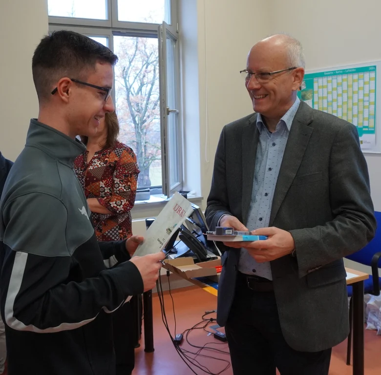 Der Gesch&auml;ftsf&uuml;hrer des GeoSN Hr. Dr. Katerbaum &uuml;berreicht die Preise der Stufe 2