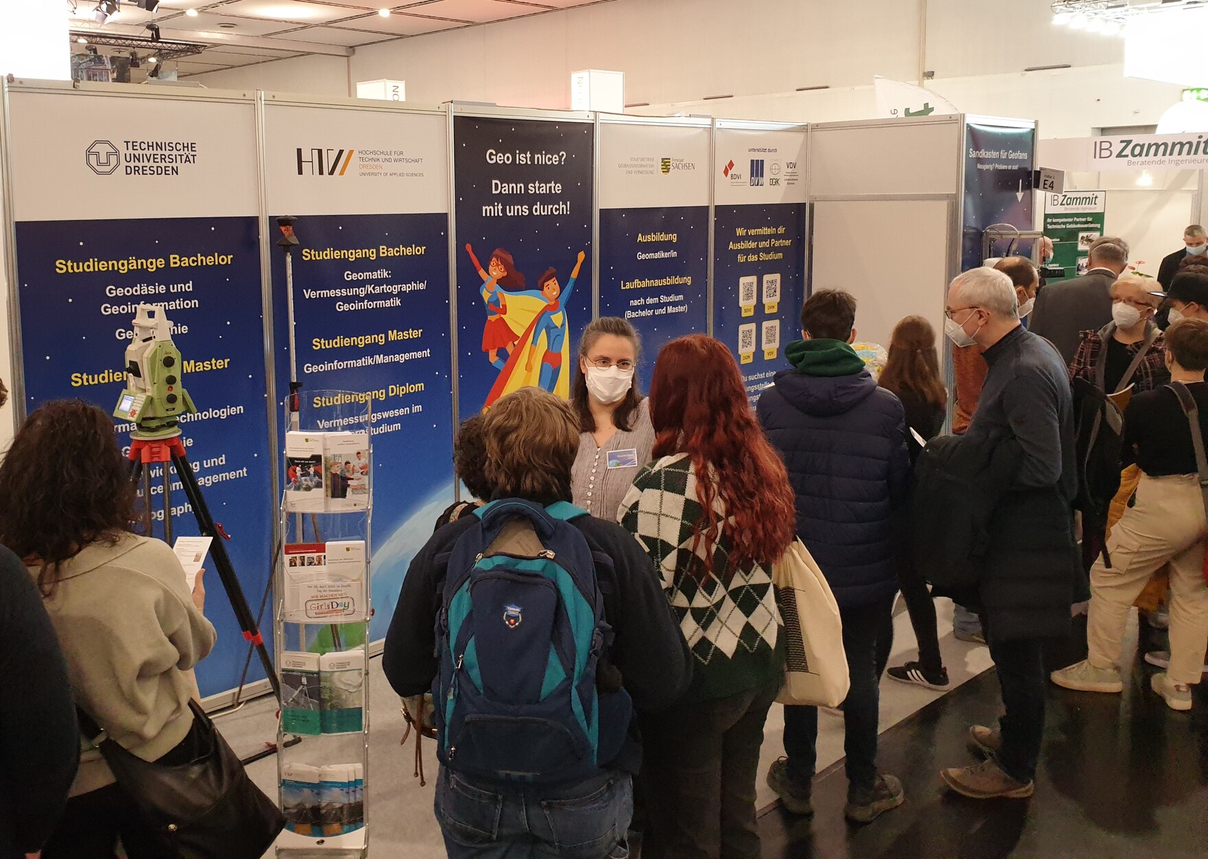 Messebesucher am Stand der Messe KarriereStart in Dresden