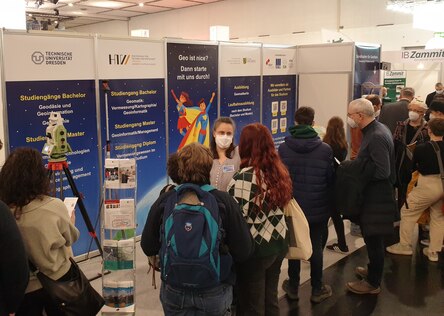 Messebesucher am Stand der Messe KarriereStart Dresden 2022