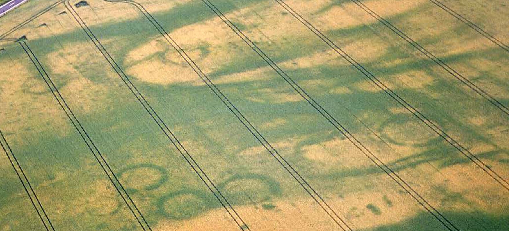 Ackerfläche mit Spuren der landwirtschaftlichen Bearbeitung