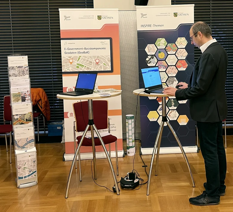 Das Bild einen Herren mit Laptop an diesem Stand.