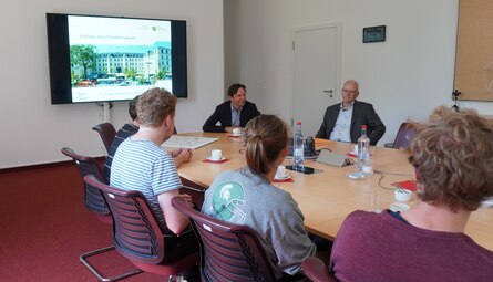 Präsident Herr Zienert und Abteilungsleiter "Geobasisdaten/Service" Herr Dr. Katerbaum begrüßen die Studierenden im GeoSN