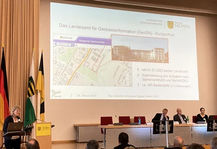 Blick in den Plenarsaal beim Vortrag von Frau Ria Liebscher, Abteilungsleiterin 4 des GeoSN